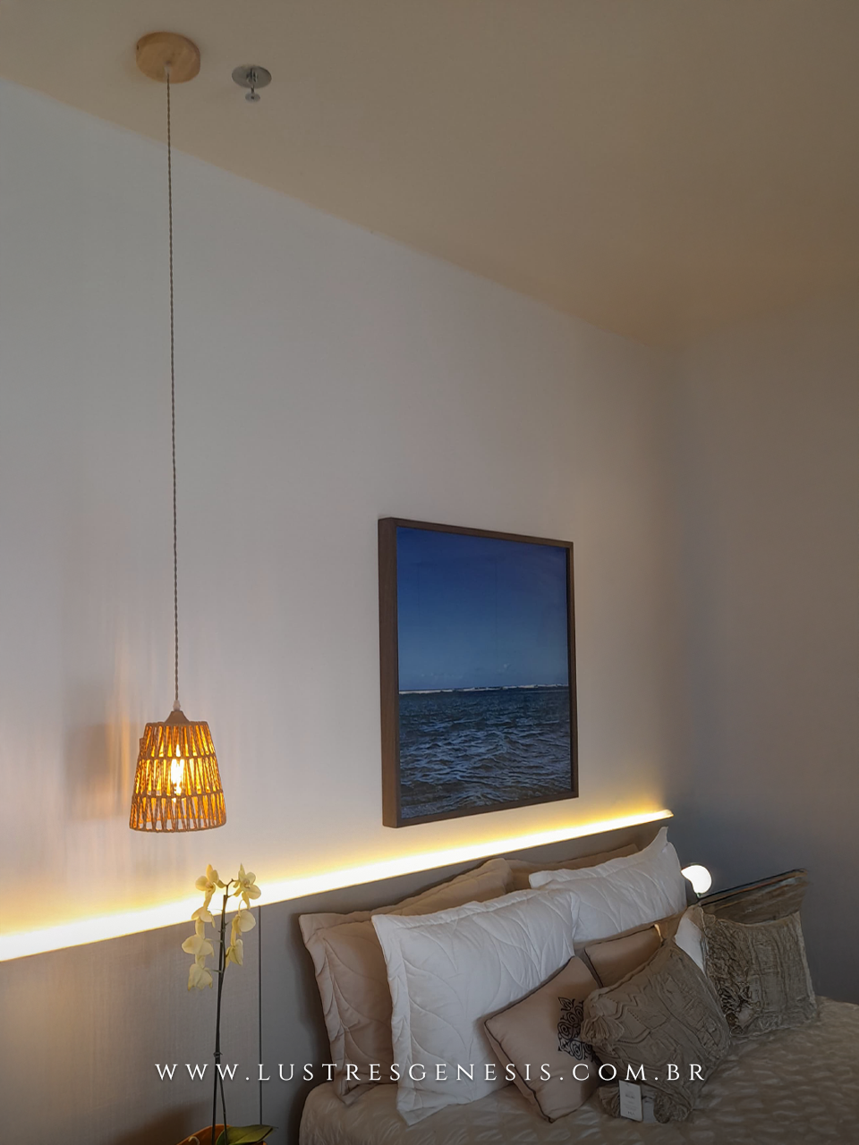 Pendente de teto rústico Biak feito de sisal, ideal para mesas, balcão de cozinha, área gourmet e sítios, com iluminação acesa e fundo de parede verde.